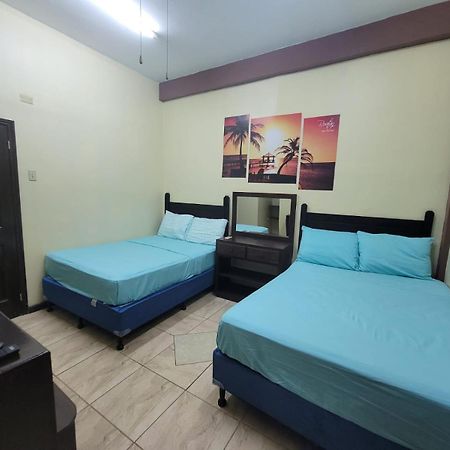 B Aparts Hotel Coxen Hole Екстер'єр фото