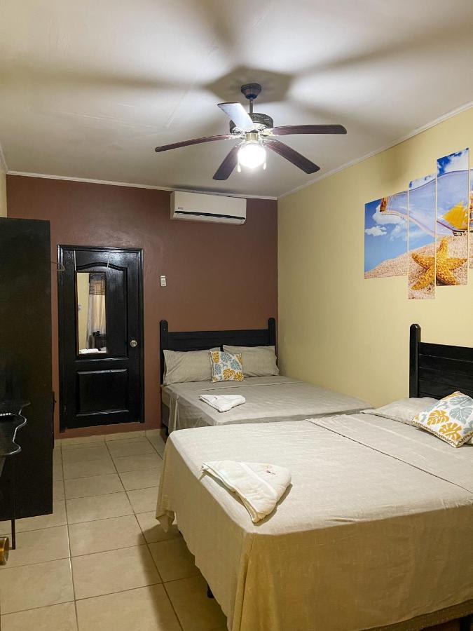 B Aparts Hotel Coxen Hole Екстер'єр фото