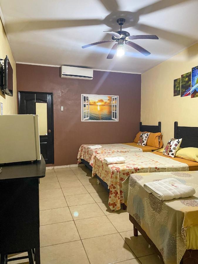 B Aparts Hotel Coxen Hole Екстер'єр фото