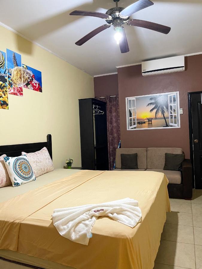 B Aparts Hotel Coxen Hole Екстер'єр фото