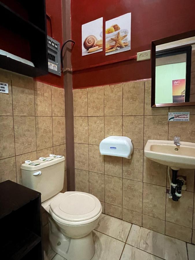 B Aparts Hotel Coxen Hole Екстер'єр фото