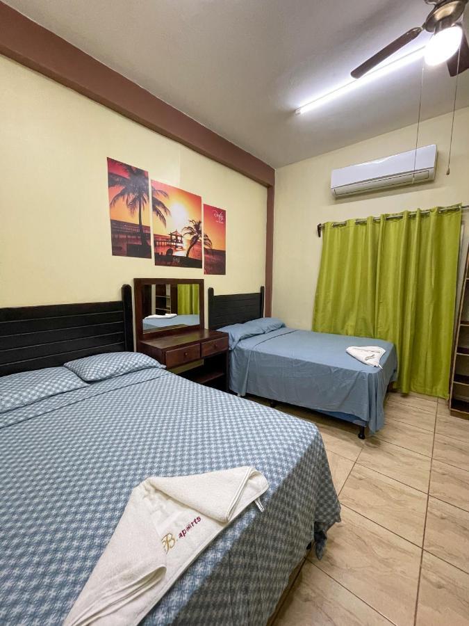 B Aparts Hotel Coxen Hole Екстер'єр фото
