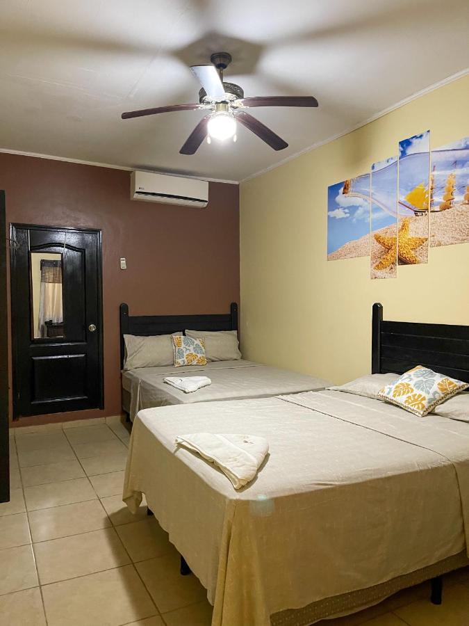 B Aparts Hotel Coxen Hole Екстер'єр фото