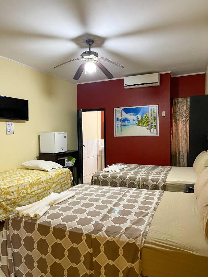 B Aparts Hotel Coxen Hole Екстер'єр фото