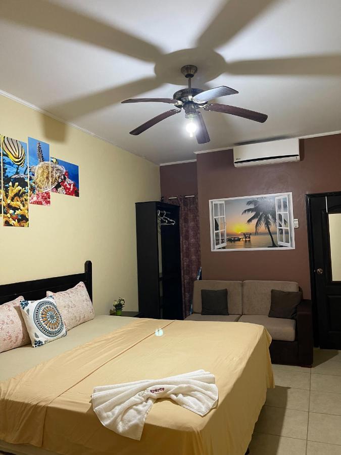 B Aparts Hotel Coxen Hole Екстер'єр фото