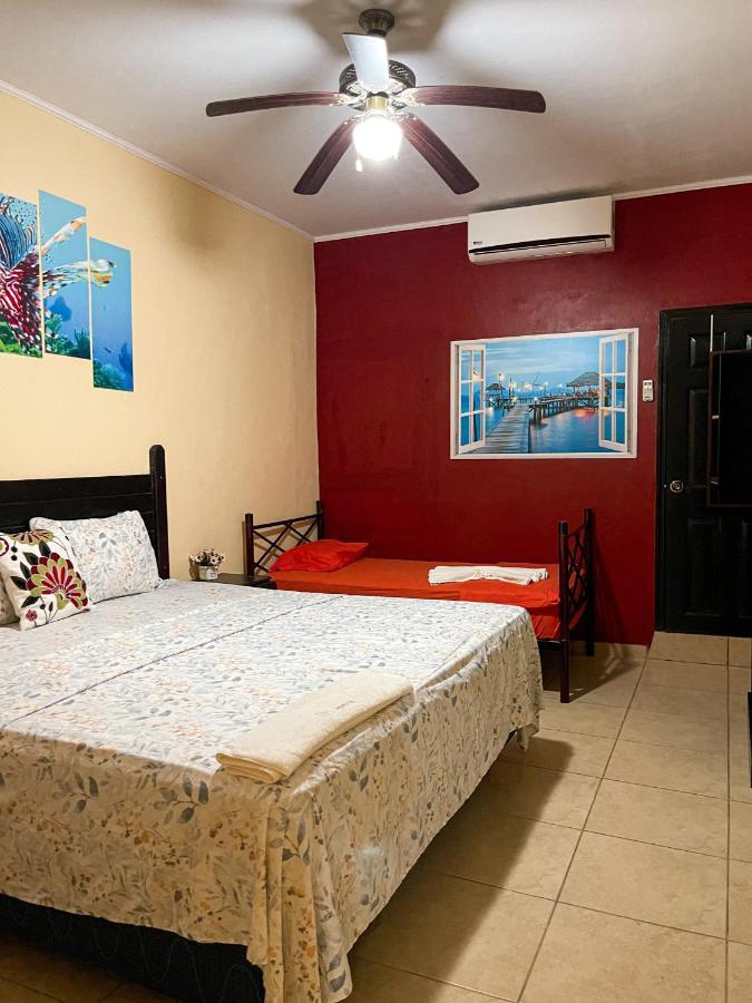 B Aparts Hotel Coxen Hole Екстер'єр фото