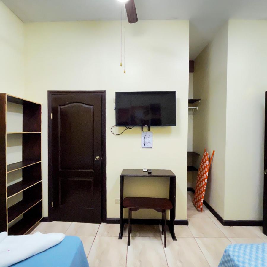 B Aparts Hotel Coxen Hole Екстер'єр фото