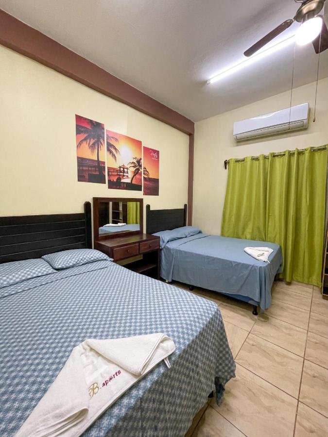 B Aparts Hotel Coxen Hole Екстер'єр фото