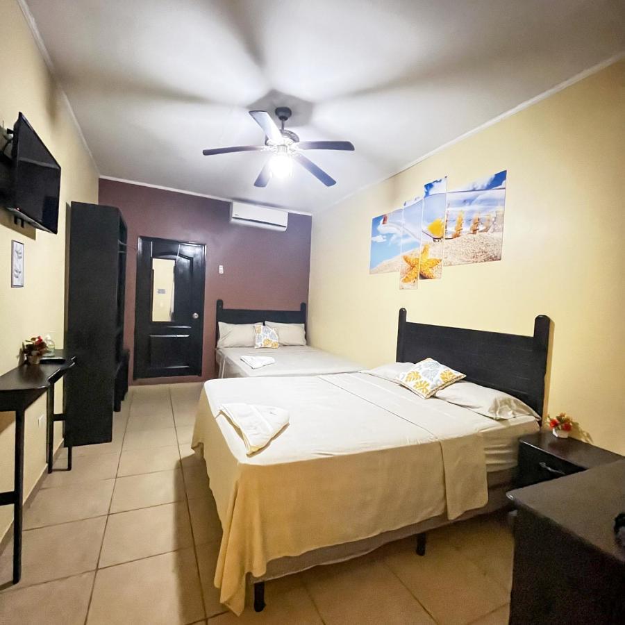 B Aparts Hotel Coxen Hole Екстер'єр фото