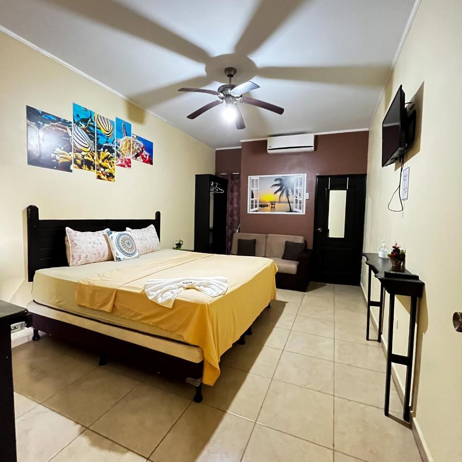 B Aparts Hotel Coxen Hole Екстер'єр фото