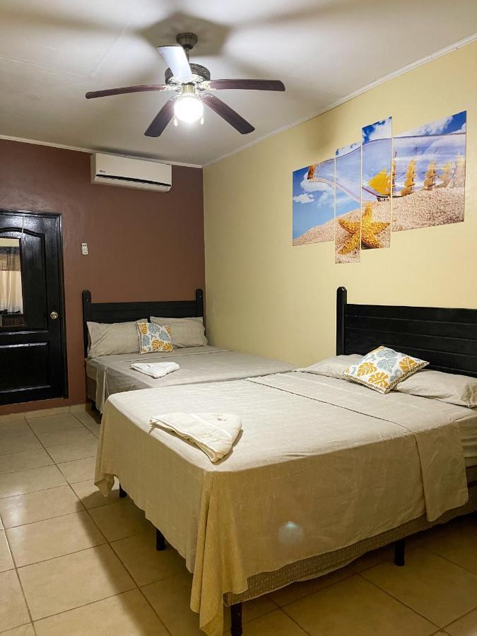 B Aparts Hotel Coxen Hole Екстер'єр фото