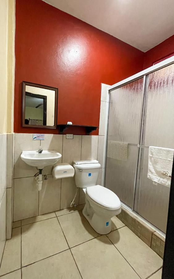 B Aparts Hotel Coxen Hole Екстер'єр фото