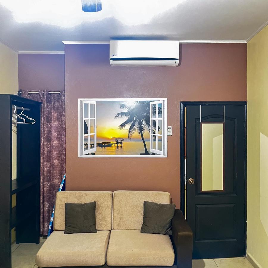 B Aparts Hotel Coxen Hole Екстер'єр фото