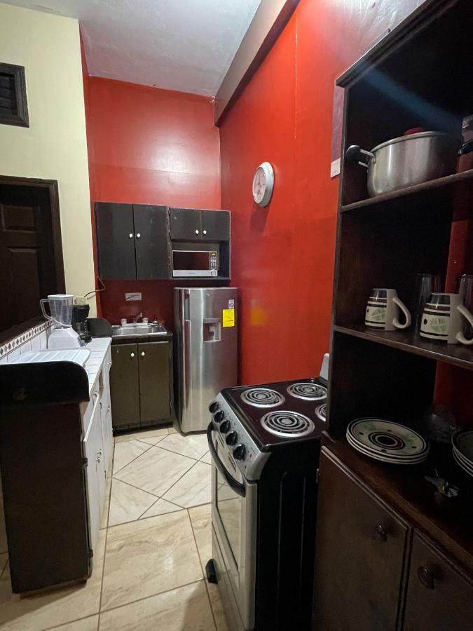 B Aparts Hotel Coxen Hole Екстер'єр фото
