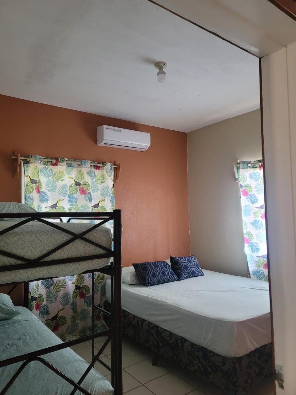B Aparts Hotel Coxen Hole Екстер'єр фото