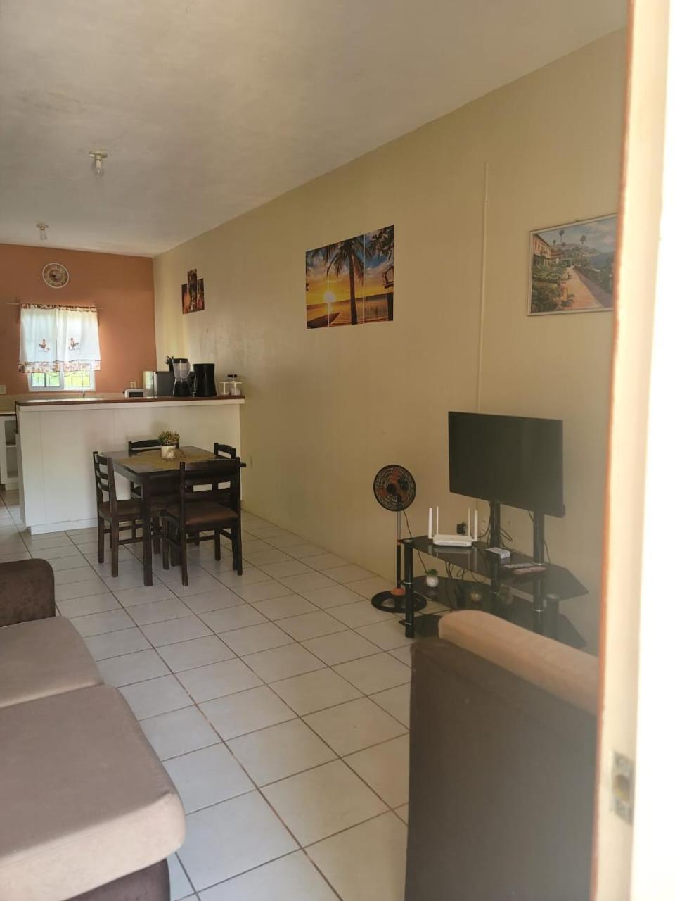 B Aparts Hotel Coxen Hole Екстер'єр фото
