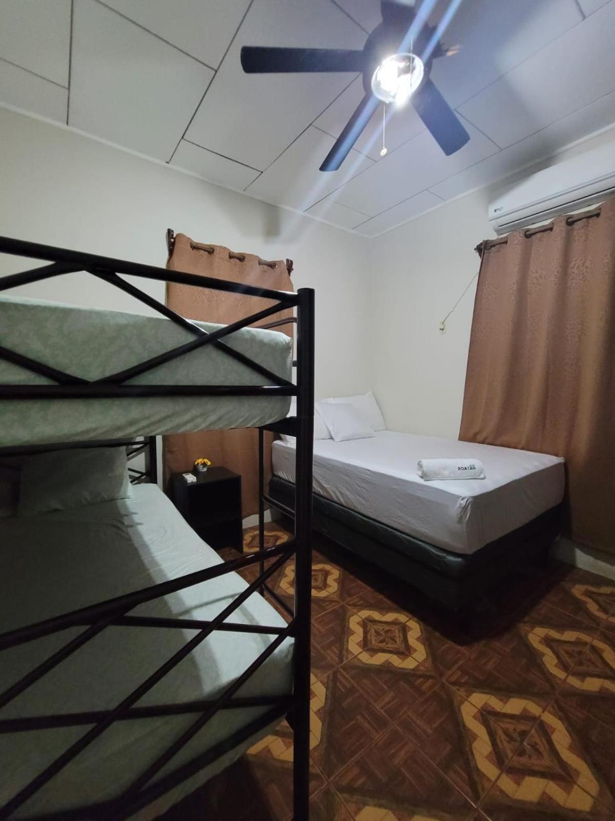 B Aparts Hotel Coxen Hole Екстер'єр фото