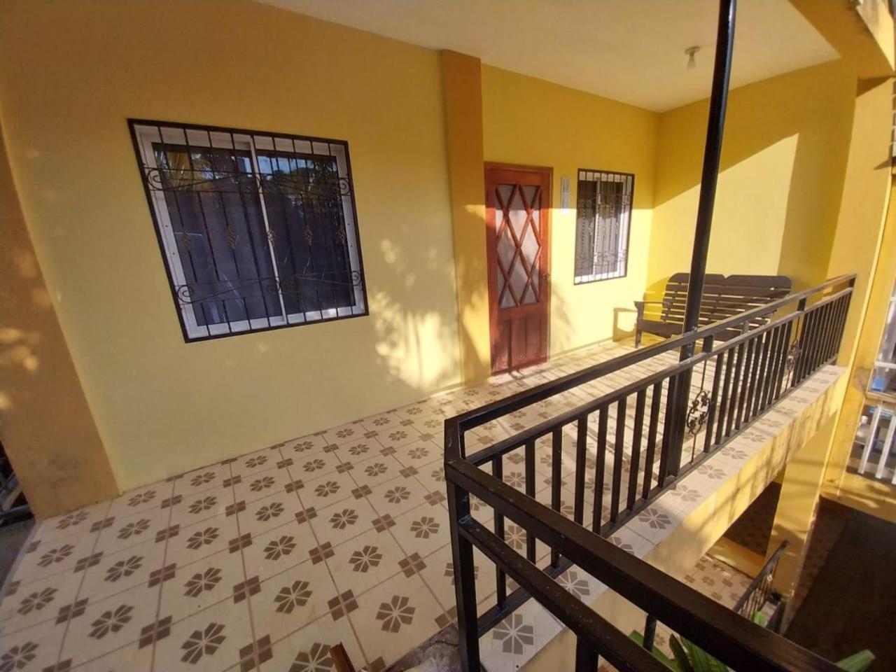 B Aparts Hotel Coxen Hole Екстер'єр фото