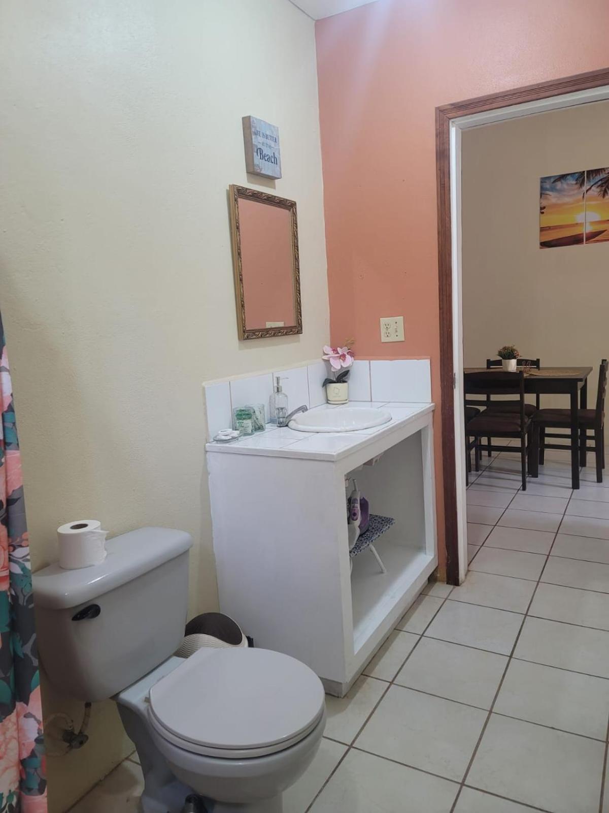 B Aparts Hotel Coxen Hole Екстер'єр фото