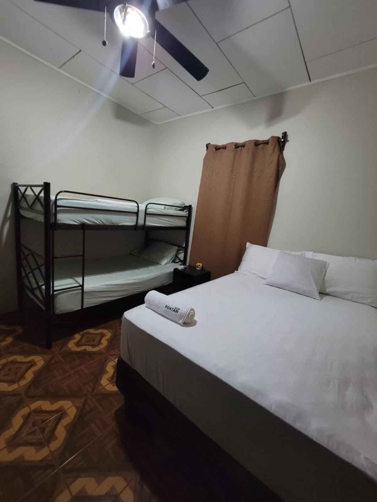 B Aparts Hotel Coxen Hole Екстер'єр фото