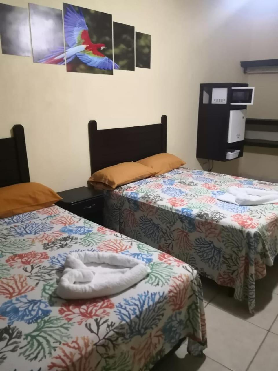B Aparts Hotel Coxen Hole Екстер'єр фото