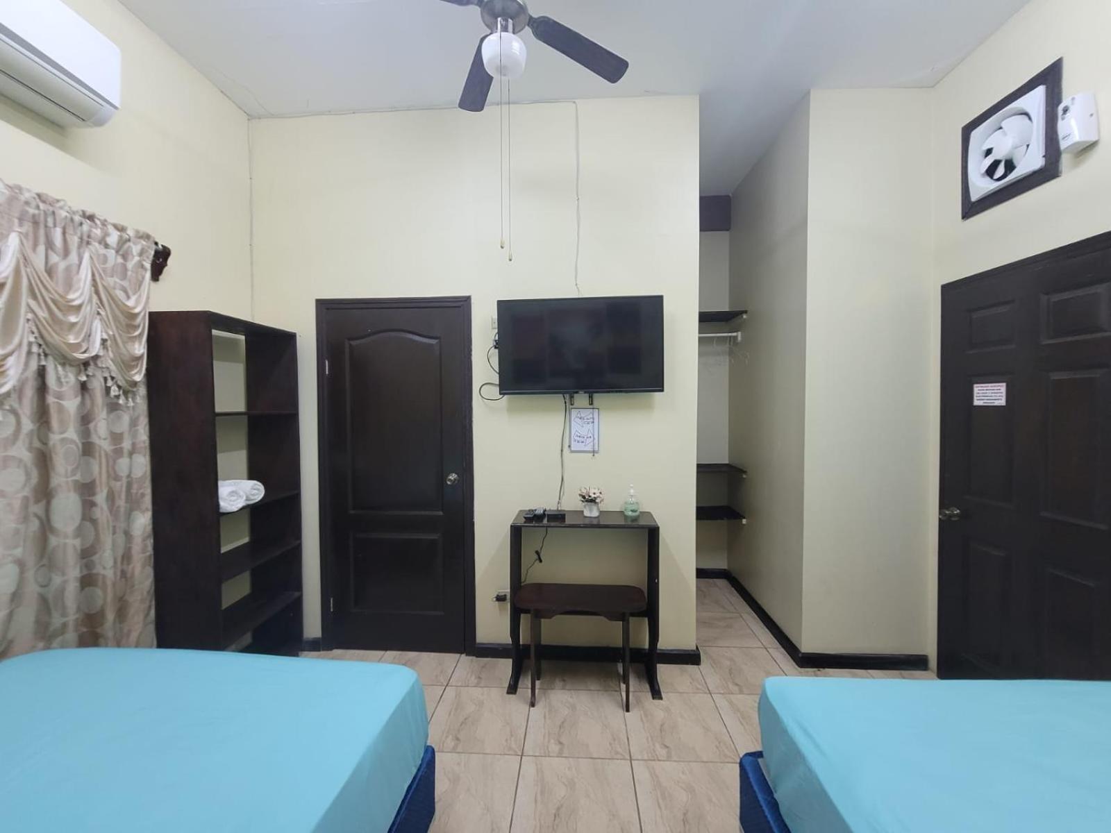 B Aparts Hotel Coxen Hole Екстер'єр фото