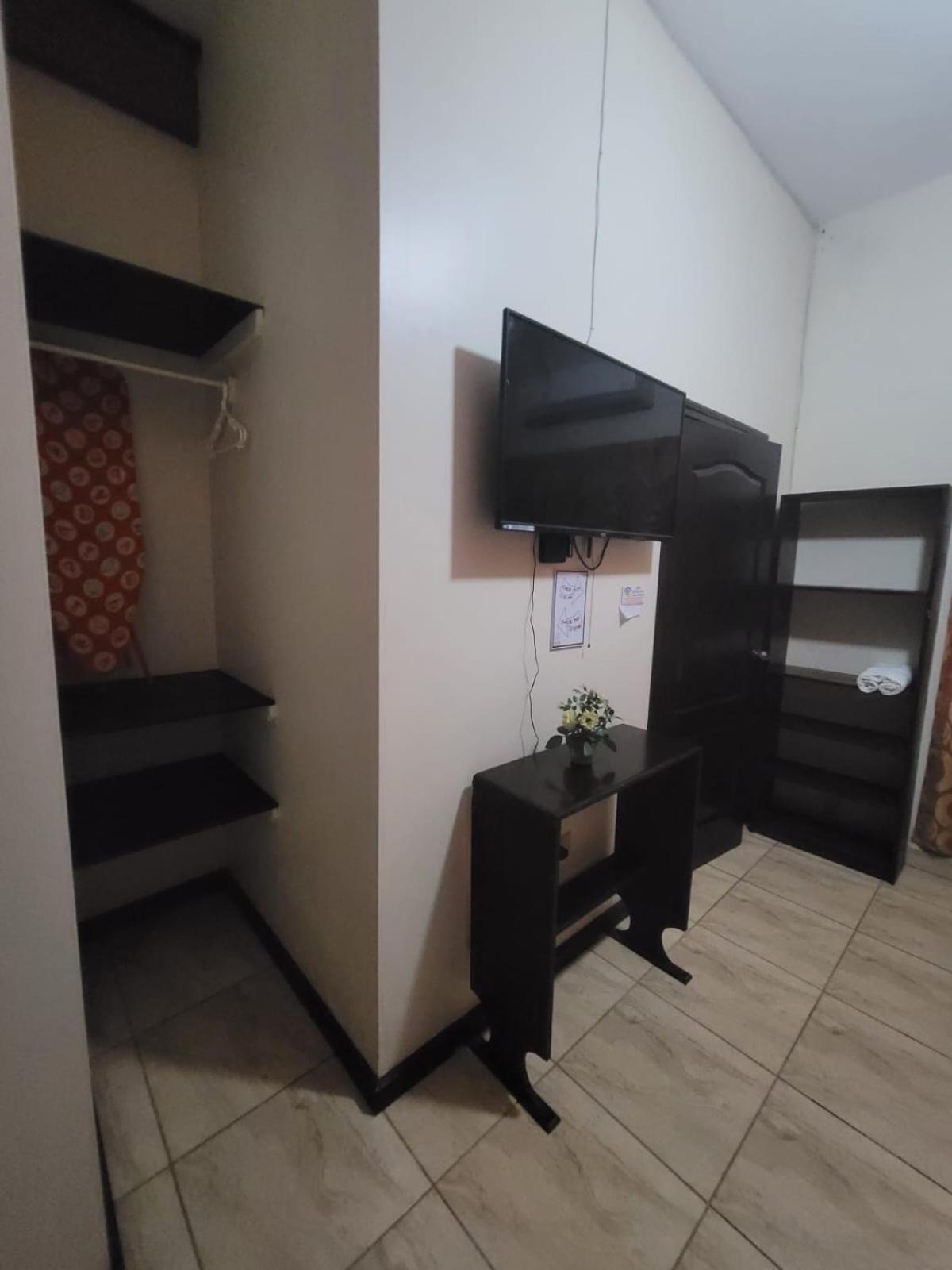 B Aparts Hotel Coxen Hole Екстер'єр фото