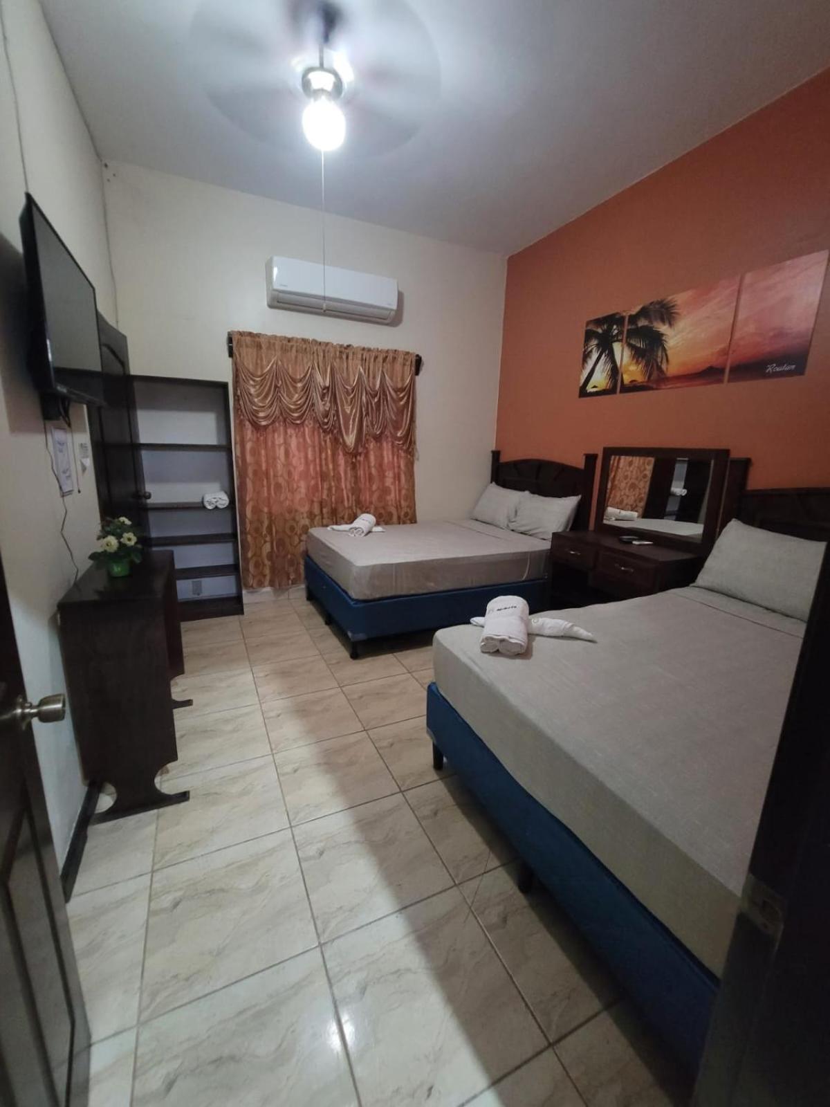 B Aparts Hotel Coxen Hole Екстер'єр фото