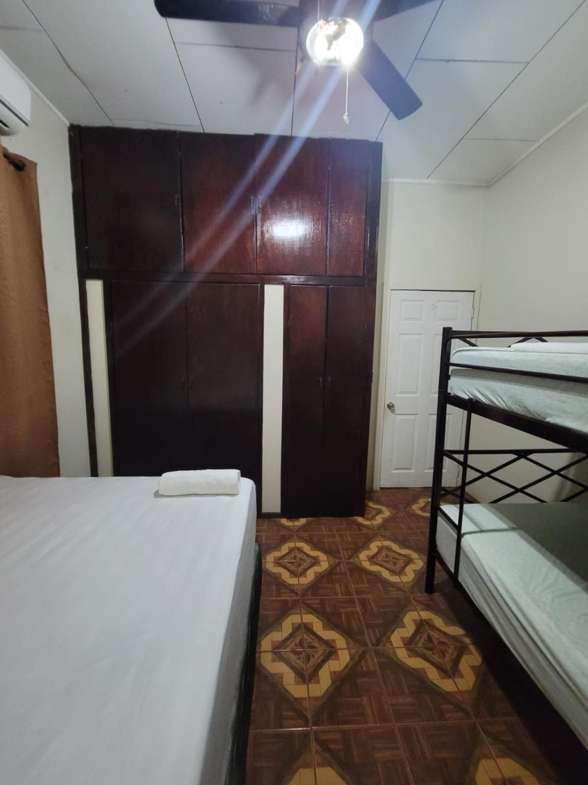 B Aparts Hotel Coxen Hole Екстер'єр фото
