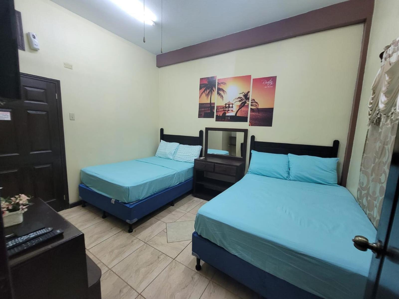 B Aparts Hotel Coxen Hole Екстер'єр фото