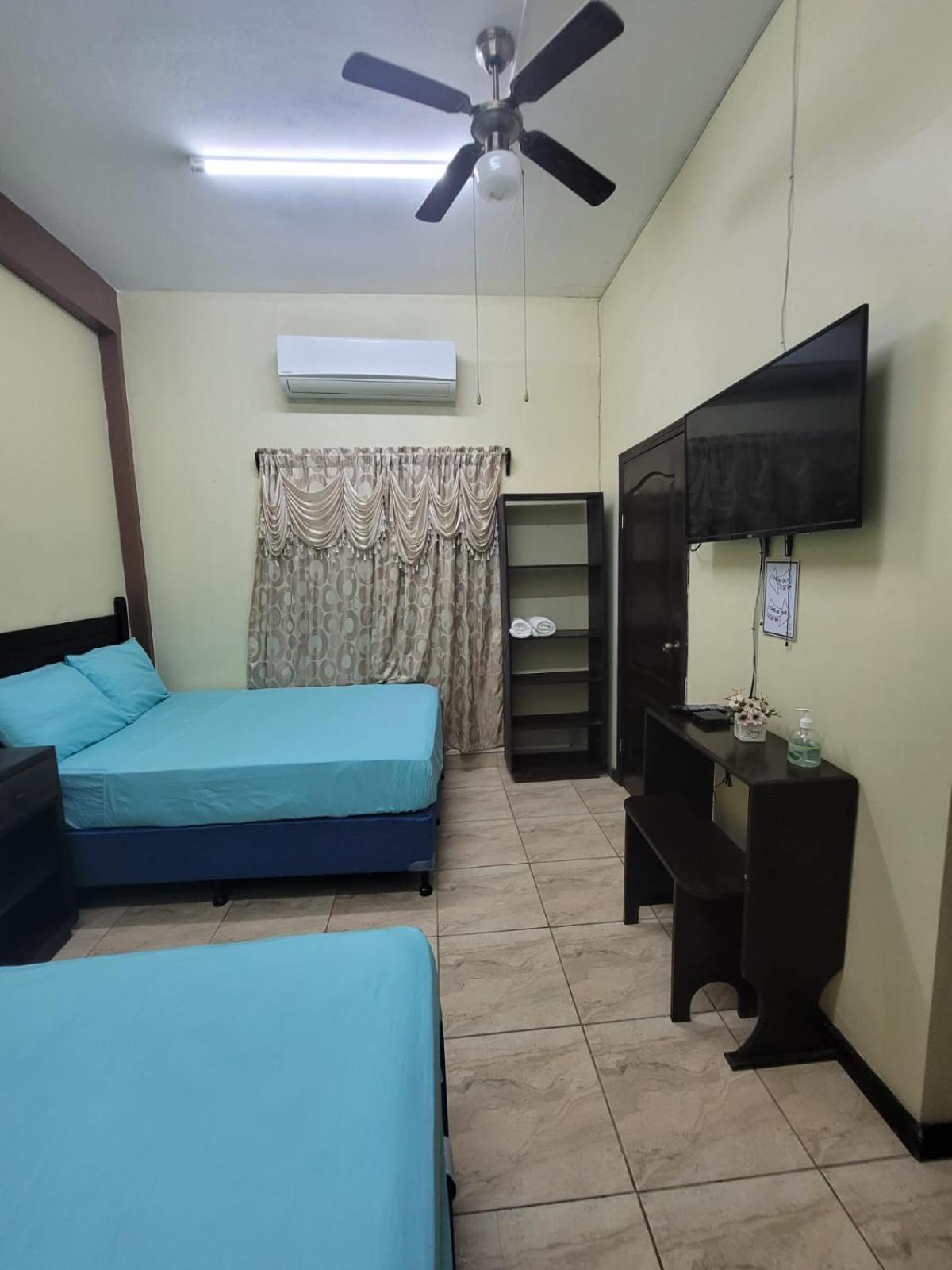 B Aparts Hotel Coxen Hole Екстер'єр фото