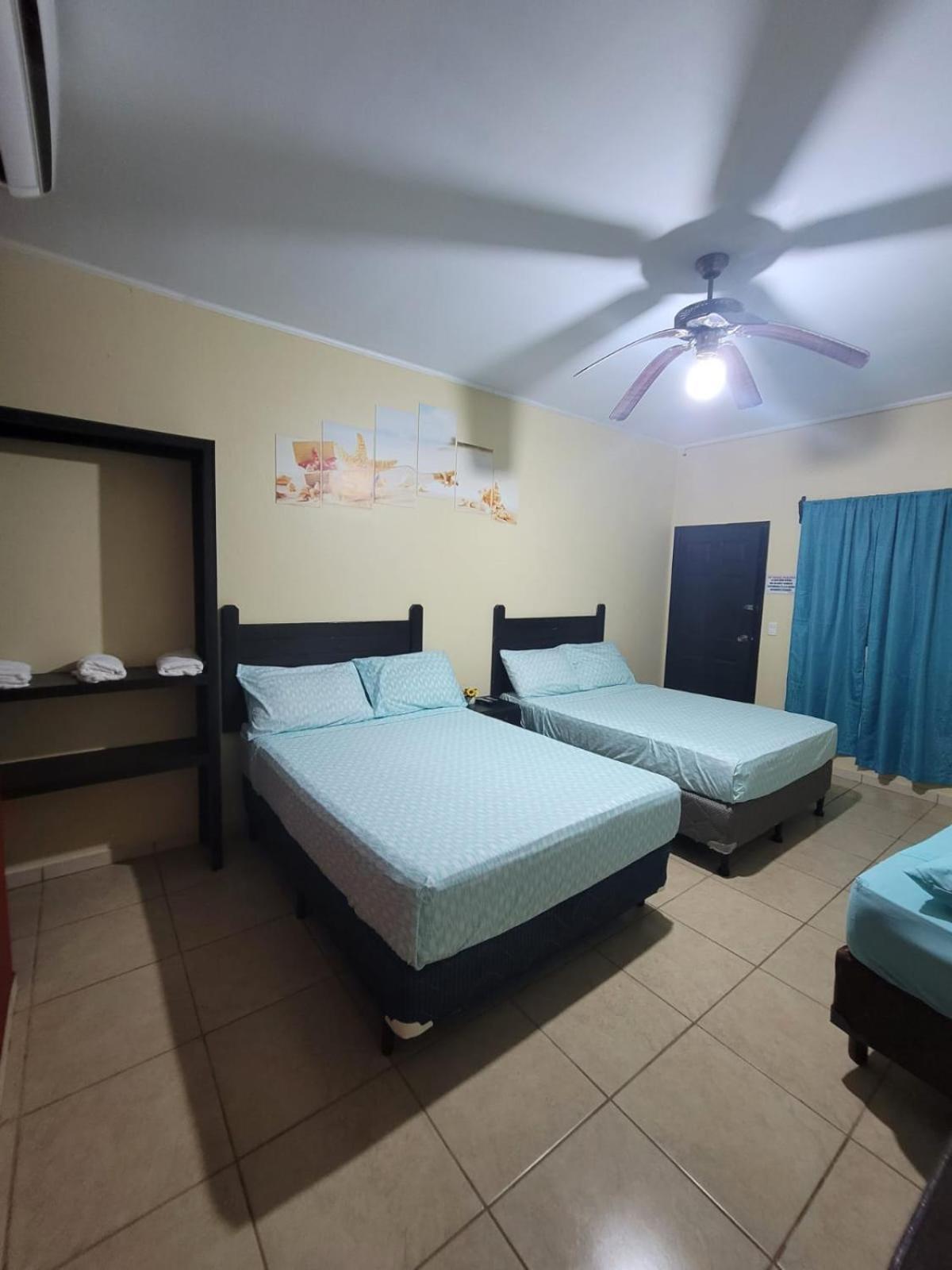 B Aparts Hotel Coxen Hole Екстер'єр фото