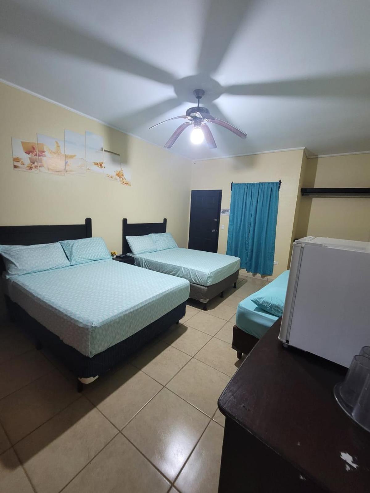 B Aparts Hotel Coxen Hole Екстер'єр фото