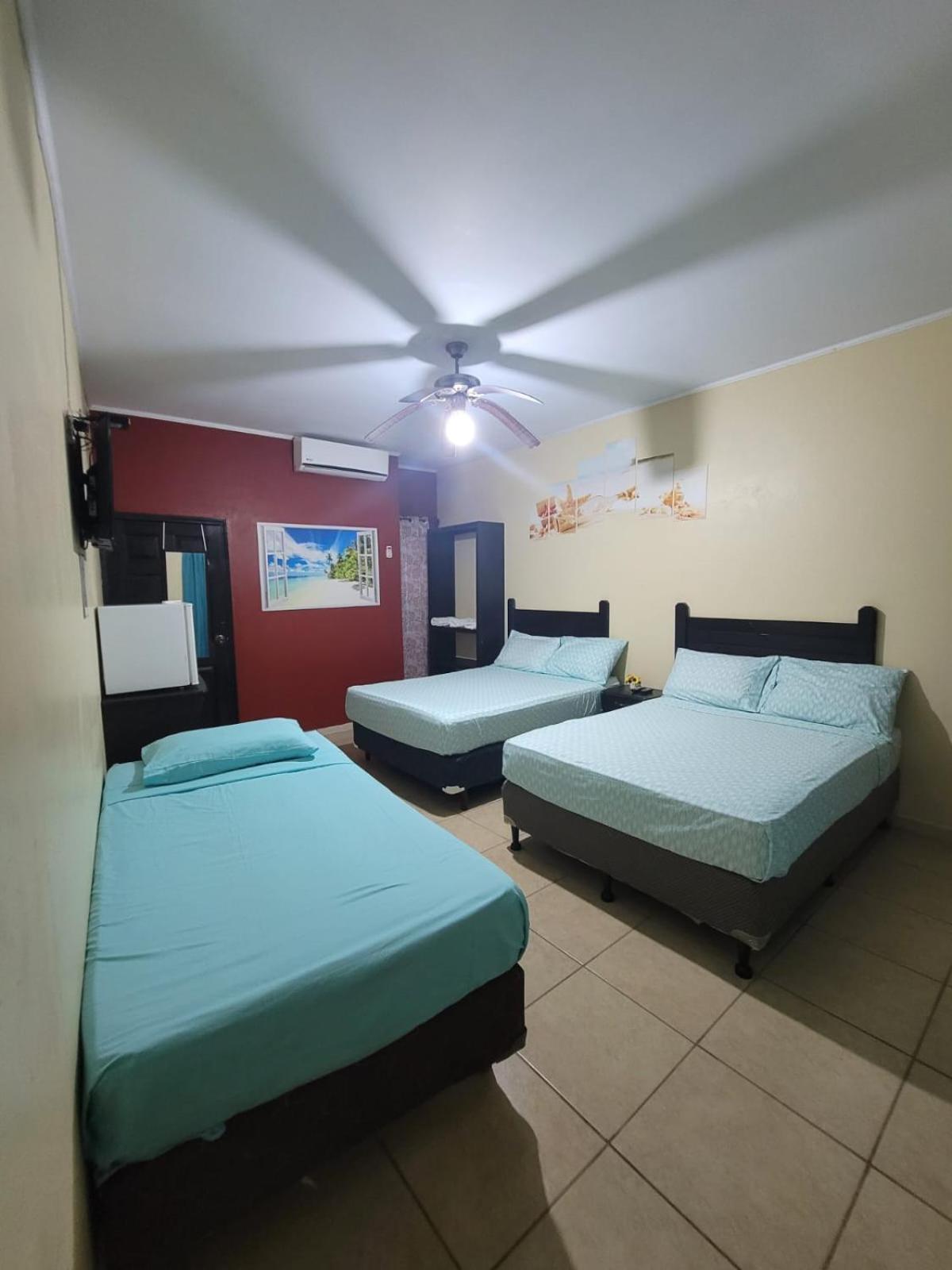 B Aparts Hotel Coxen Hole Екстер'єр фото