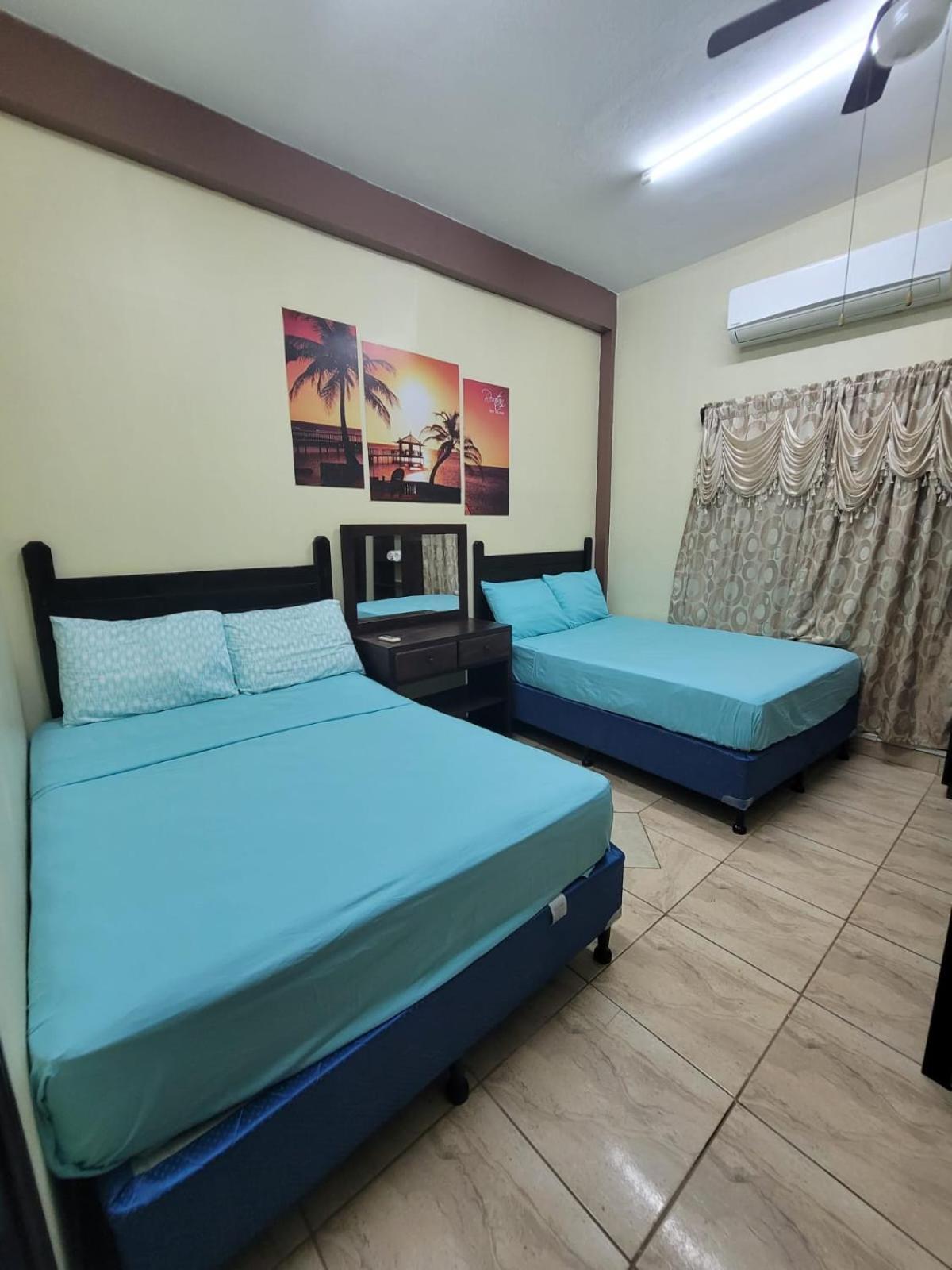 B Aparts Hotel Coxen Hole Екстер'єр фото