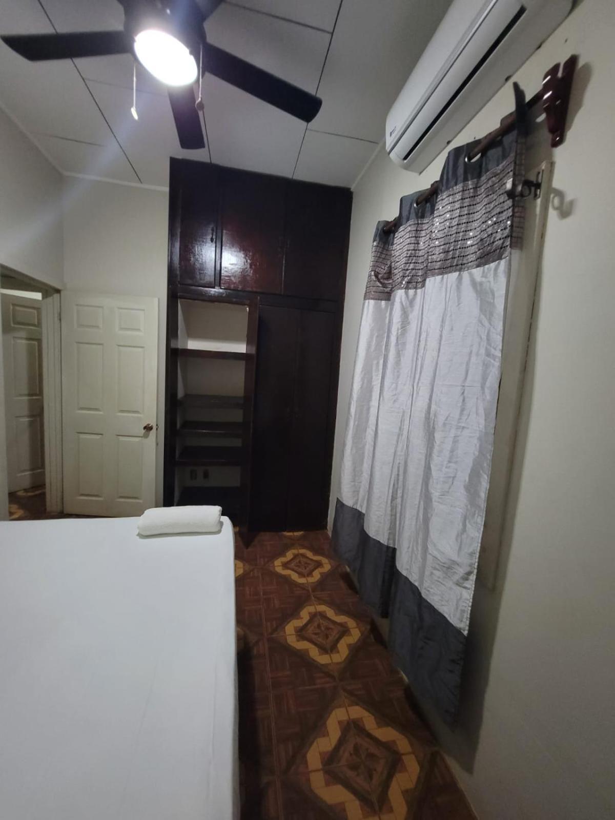 B Aparts Hotel Coxen Hole Екстер'єр фото