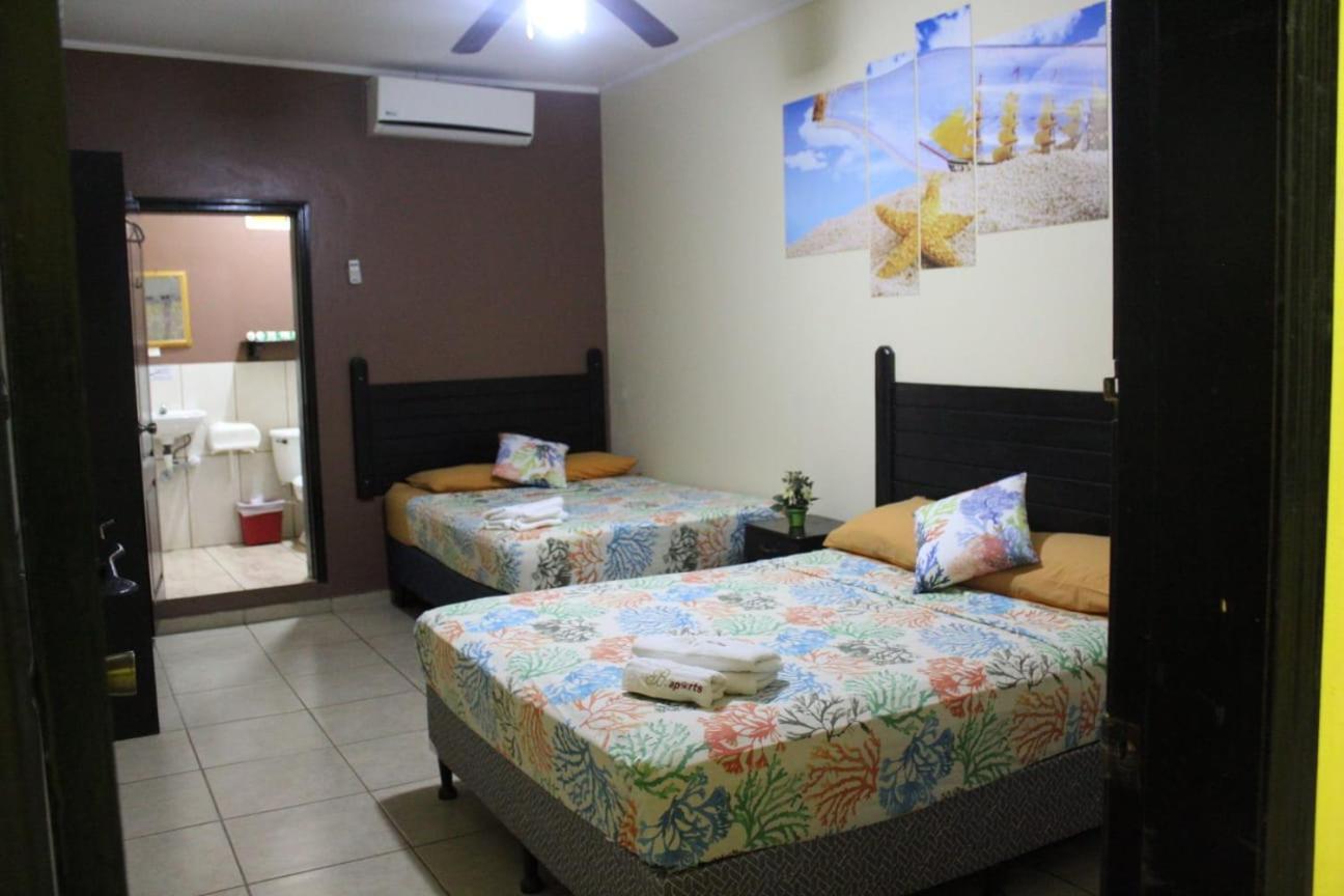 B Aparts Hotel Coxen Hole Екстер'єр фото