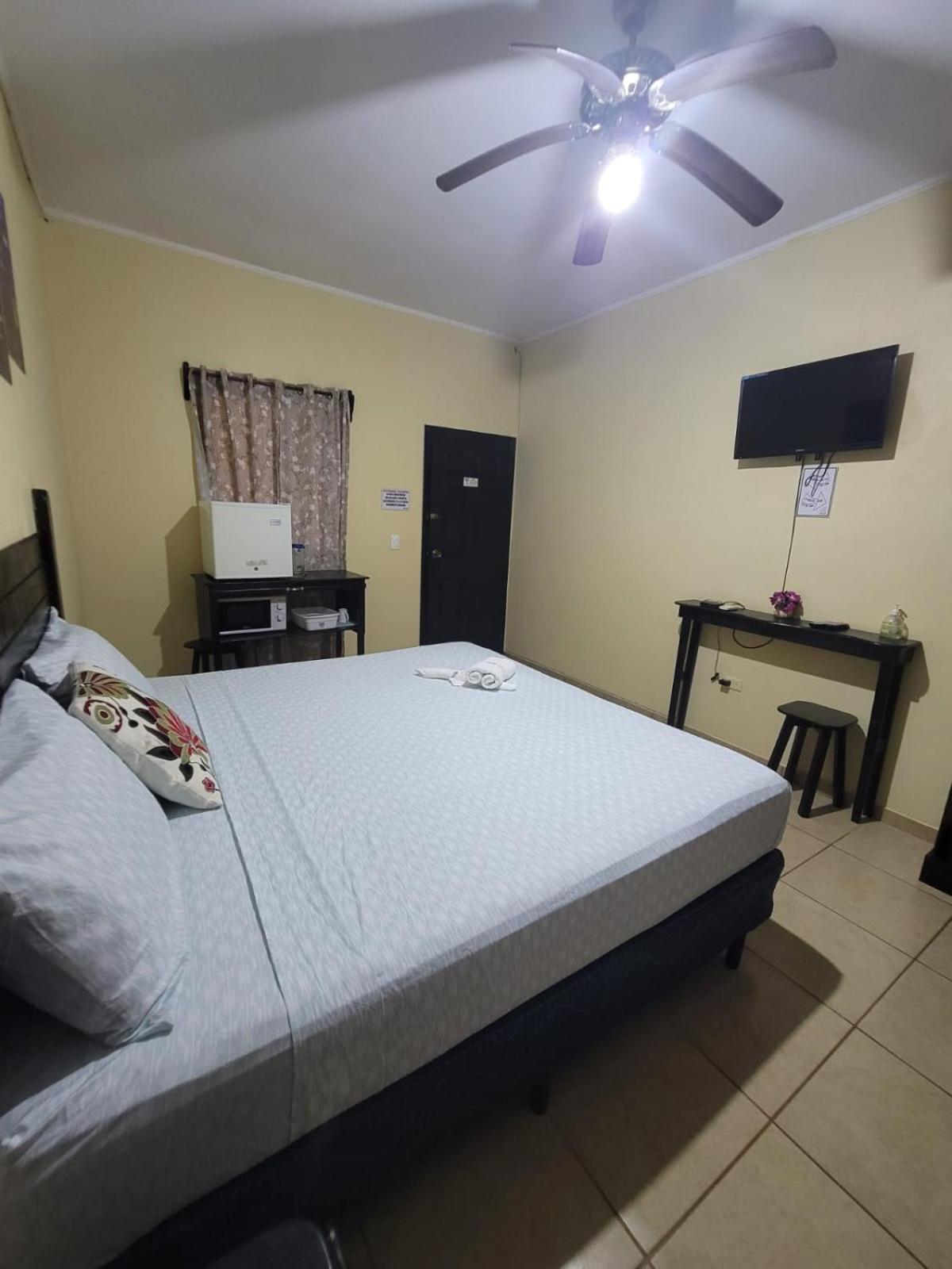 B Aparts Hotel Coxen Hole Екстер'єр фото