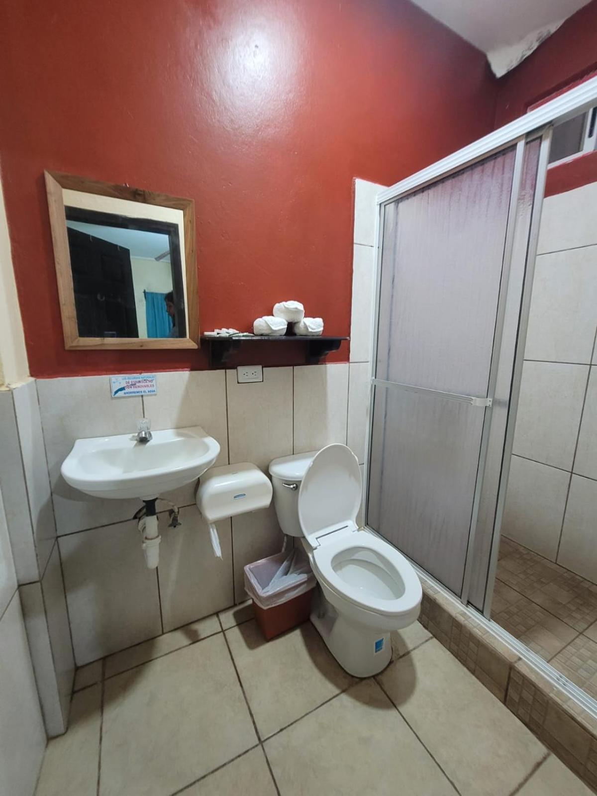 B Aparts Hotel Coxen Hole Екстер'єр фото